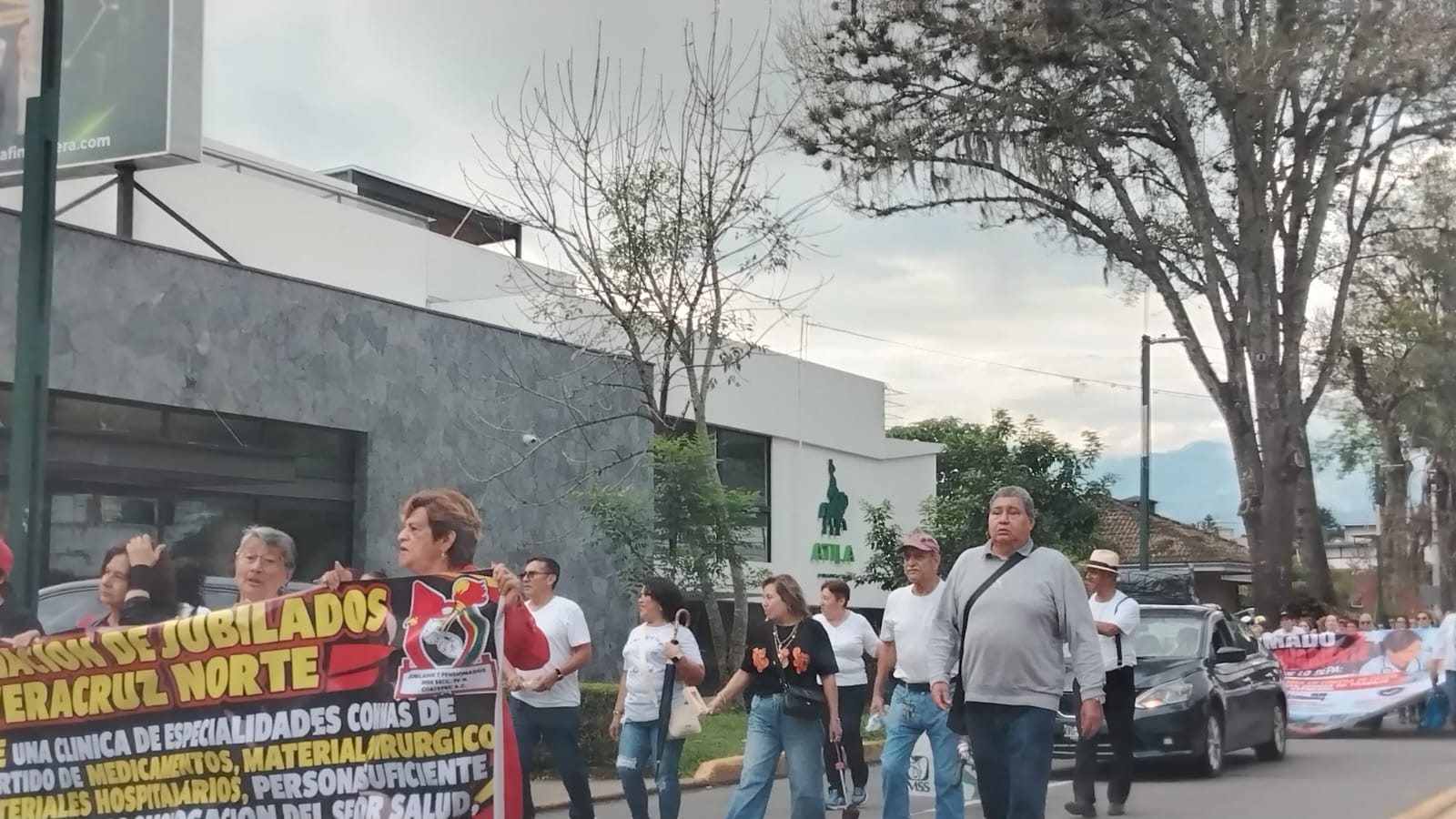 Trabajadores del IMSS en Xalapa exigen aumento del 10% y más insumos
