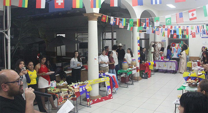 Estudiantes de movilidad durante la Muestra y Concurso Gastronómico Internacional en la UV