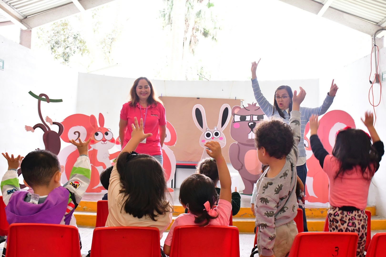 Niñas y niños durante la narración del cuento del OPLE Veracruz en un preescolar de Xalapa