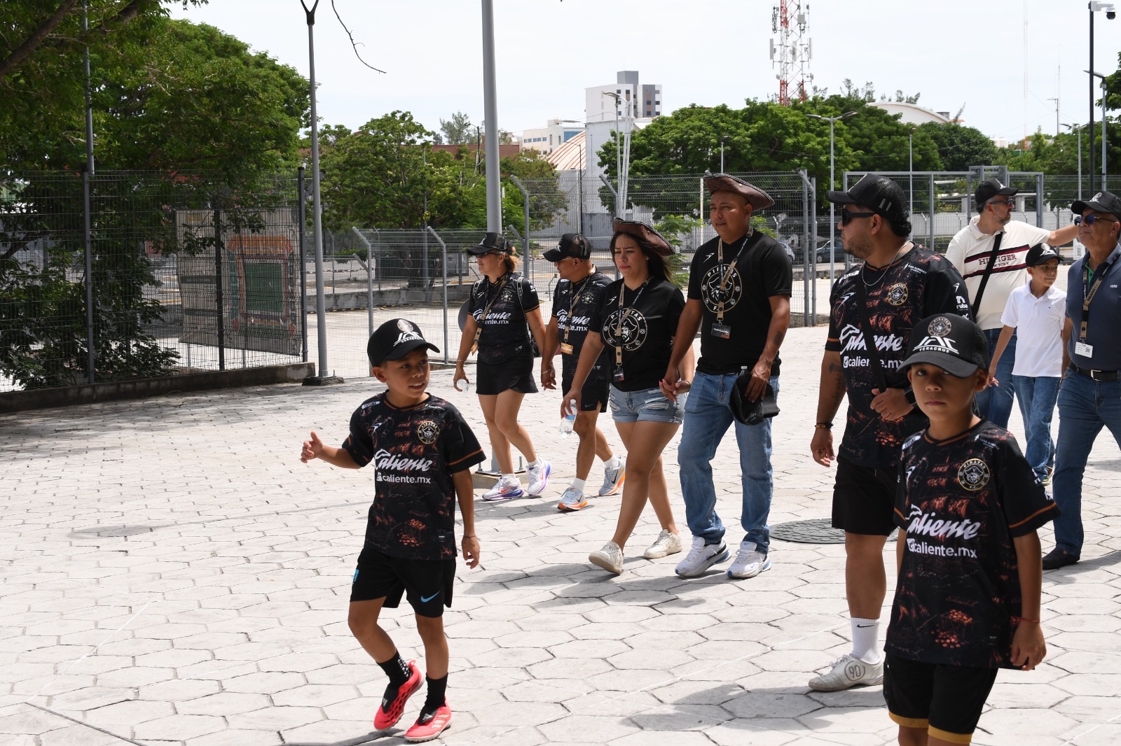 Aficionados de Piratas de Veracruz durante el recorrido por el estadio Pirata Fuente