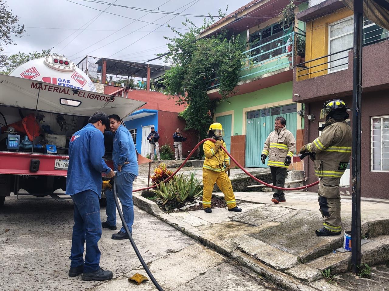Protección Civil Xalapa atiende fuga de gas en pipa de Gas LP