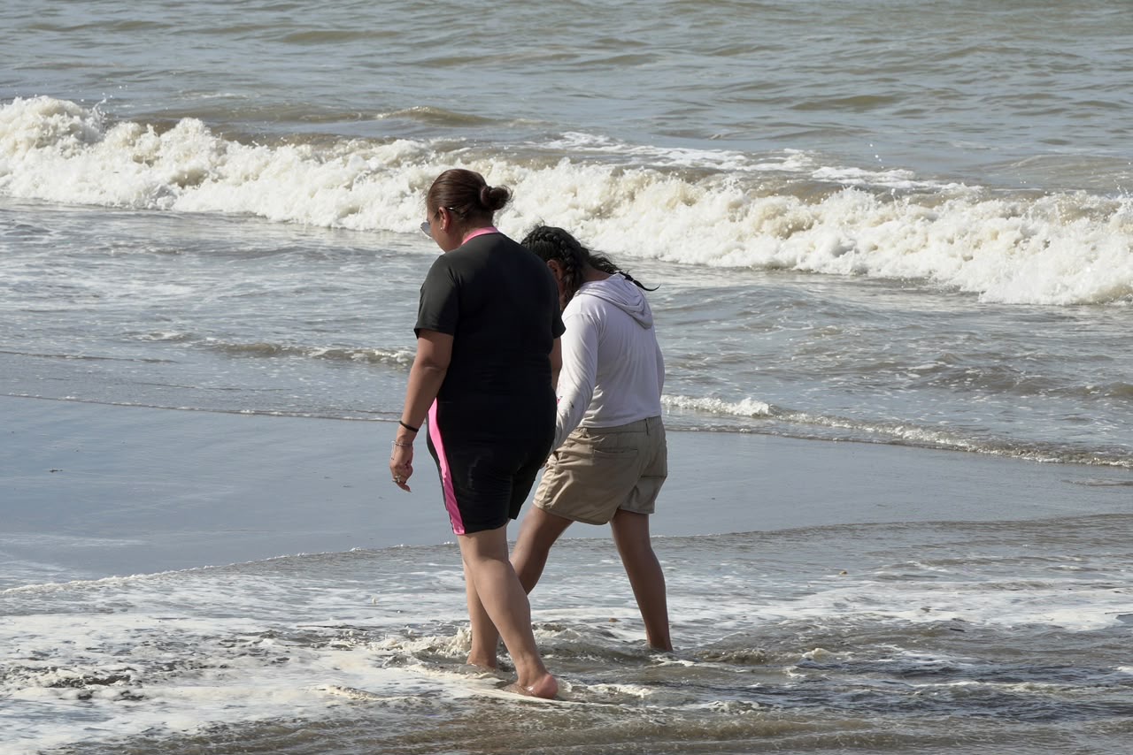 Activan Bandera Roja en playas de Veracruz por marea alta
