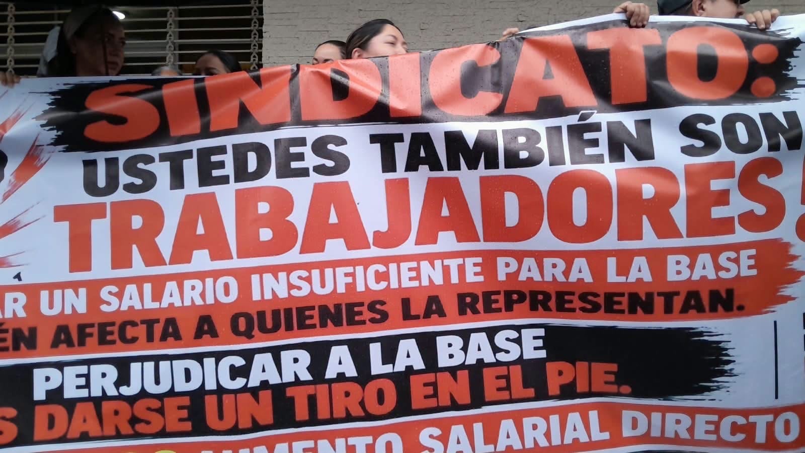Trabajadores del IMSS marchan en Xalapa contra aumento salarial del 2.9%