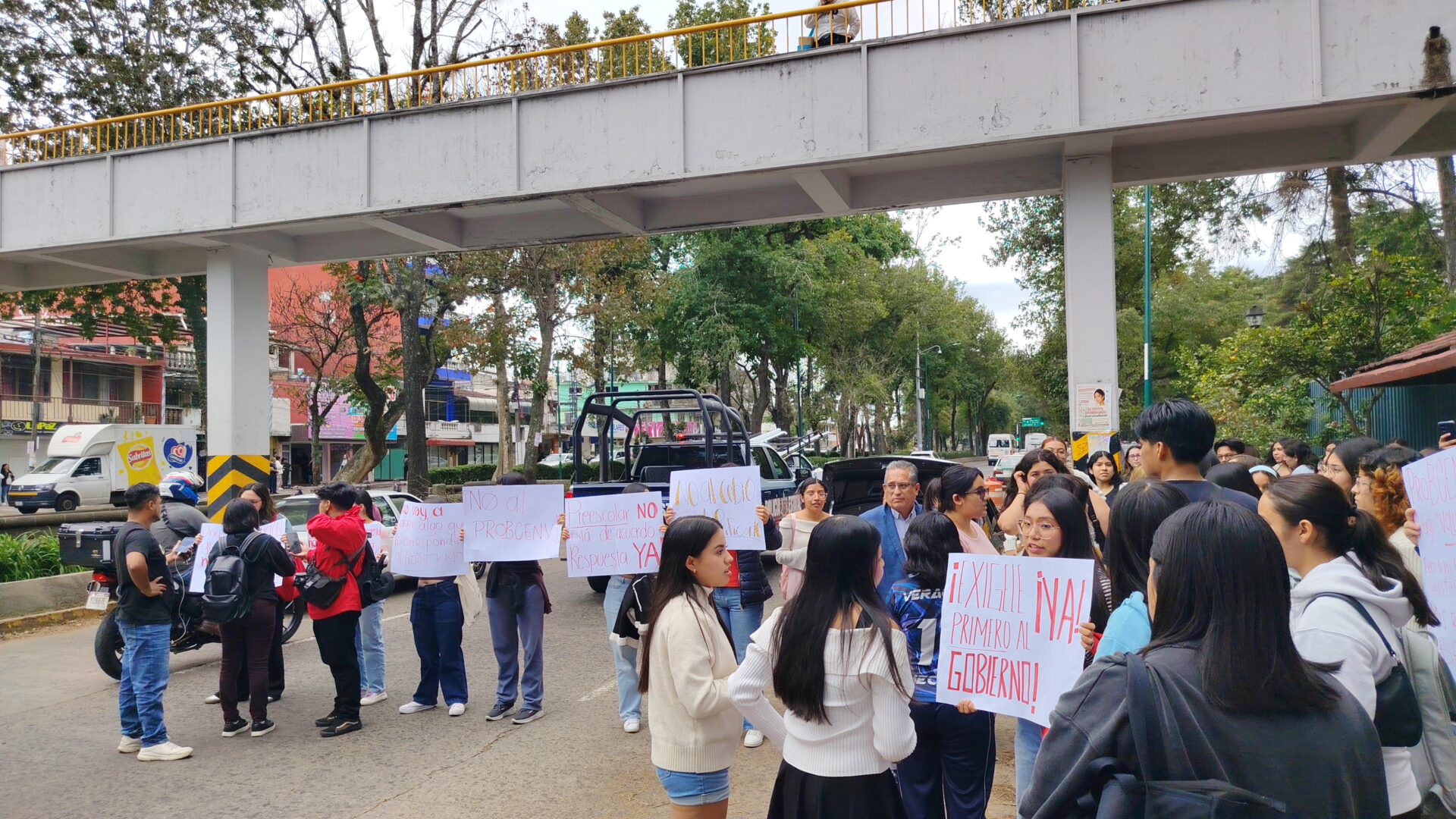 Estudiantes de la Normal Veracruzana protestan en avenida Xalapa