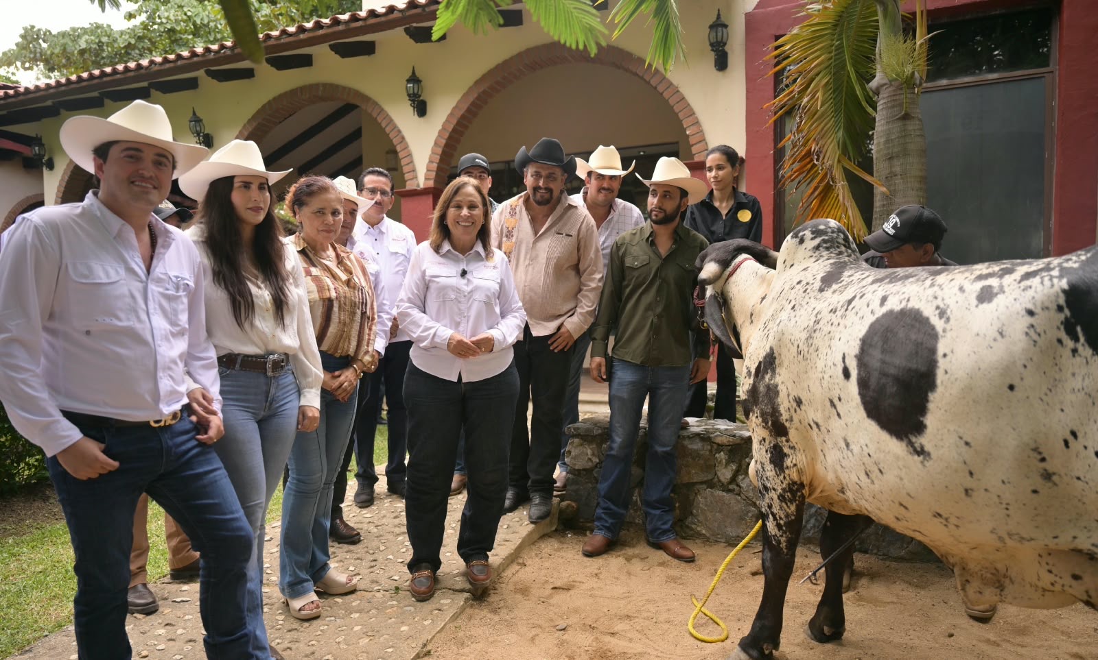 La gobernadora Rocío Nahle durante su gira por Jesús Carranza