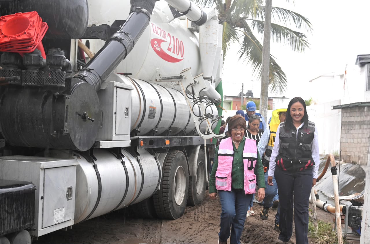 La alcaldesa Rosa María Hernández Espejo durante la supervisión del drenaje pluvial en El Coyol