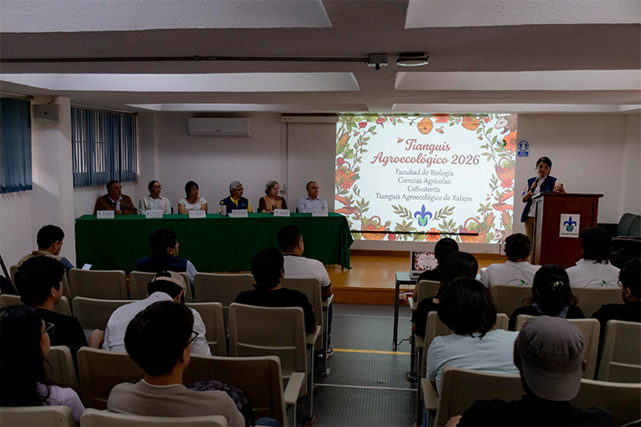 Productores y visitantes en el Tianguis Agroecológico de Xalapa de la UV