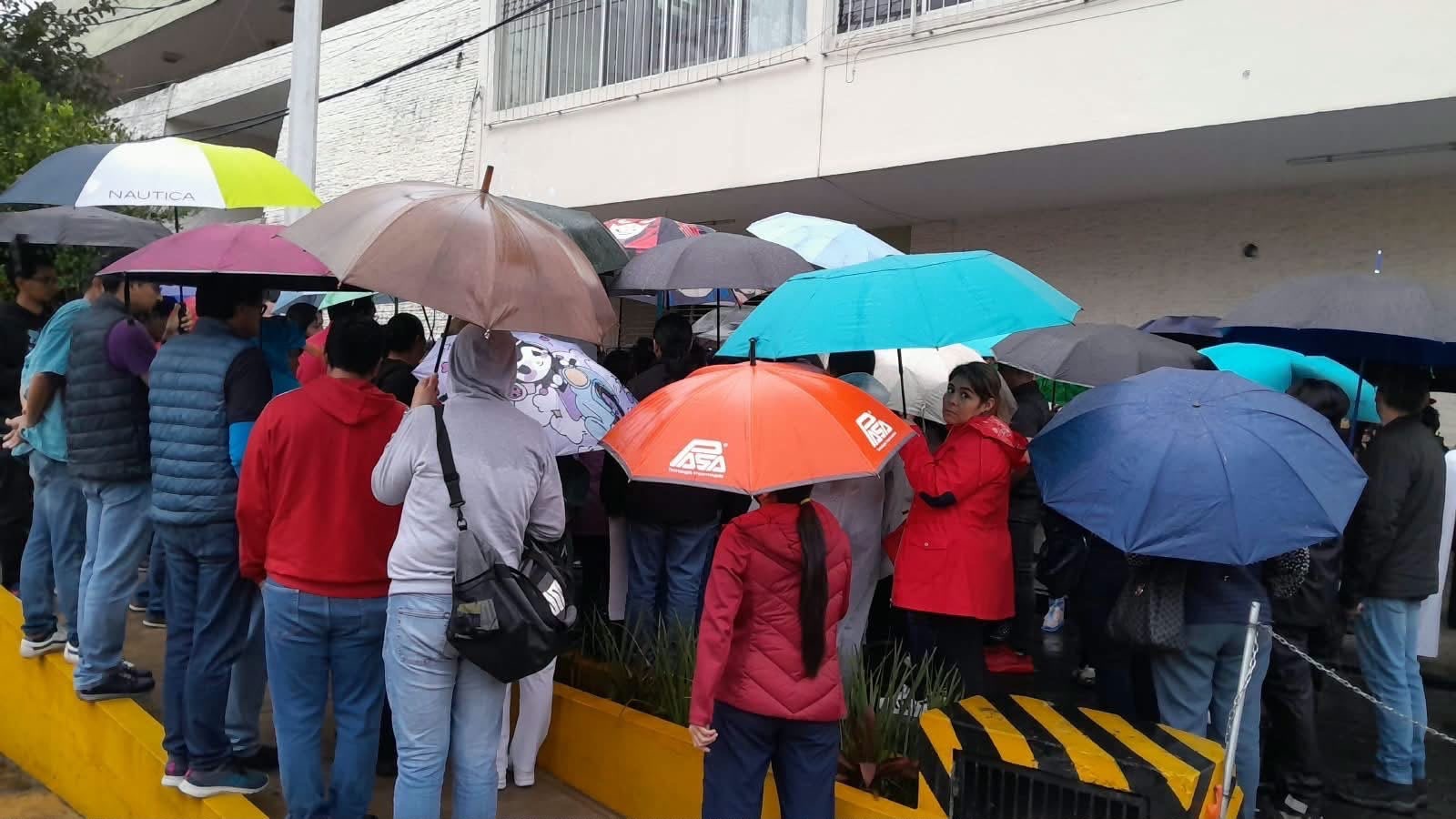 Trabajadores del IMSS durante la marcha en el centro de Xalapa