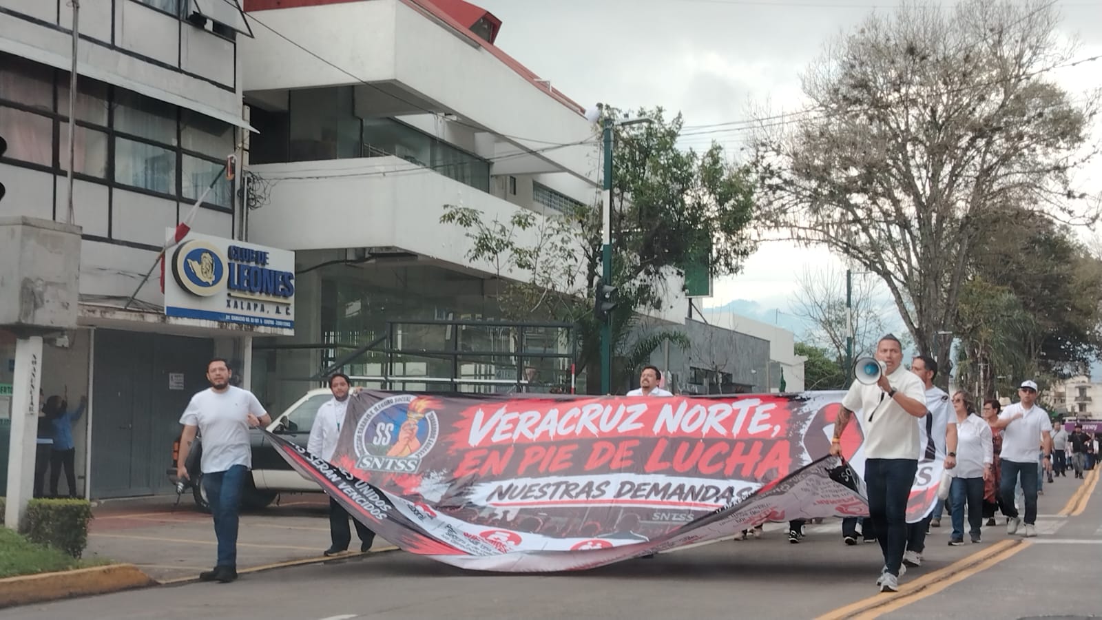 Trabajadores del IMSS marchan en Xalapa para exigir aumento salarial e insumos