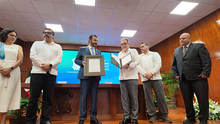 El rector Martín Aguilar Sánchez entregó a Aureliano Hernández Palacios Cardel un documento histórico firmado por su abuelo