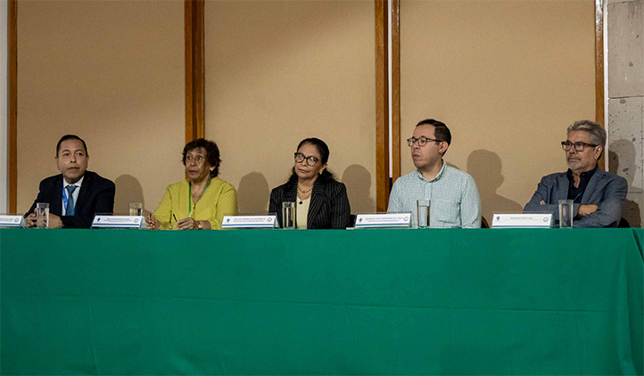 Autoridades universitarias durante la inauguración de los encuentros nacionales de microbiología y parasitología en Xalapa