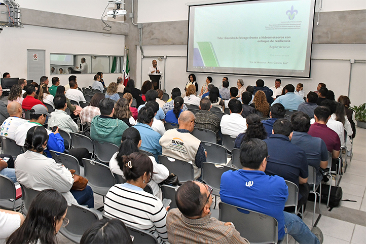 Participantes del taller de gestión del riesgo en la Unidad de Ingenierías de la UV