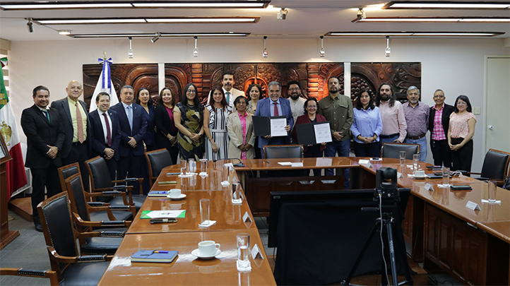 Firma de convenios entre la UV y la Universidad Nacional Rosario Castellanos en la Sala de Juntas de Rectoría