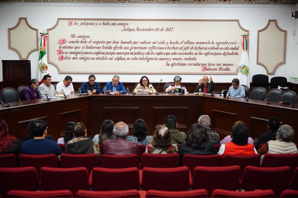 Daniela Griego acuerda con vecinos limpieza de cauces en Xalapa