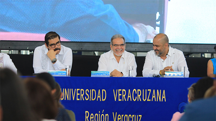 Vicerrector Jorge Genaro Vicente Martínez durante el Primer Informe de Labores de la región Veracruz de la UV
