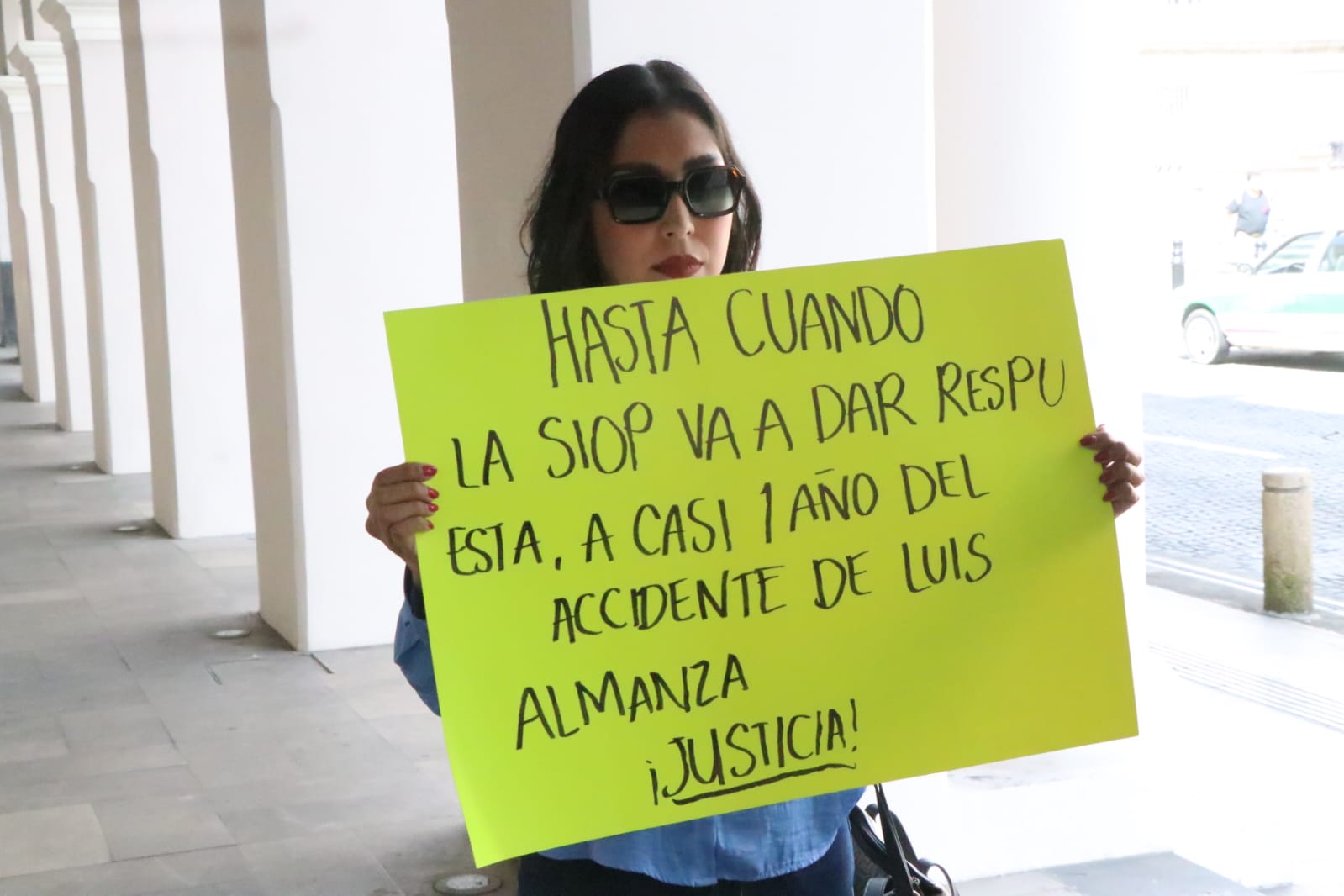 Karen Valeria Cano Vázquez en su manifestación frente a Palacio de Gobierno de Xalapa